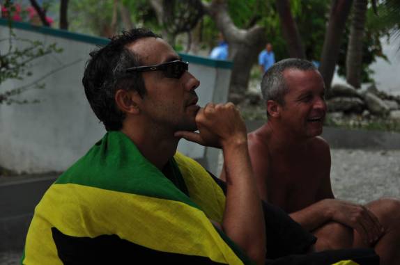 Com o Eric, numa tarde gostosa com os amigos no hotel Obama, perto de Cabaret, antiga Duvalierville, no litoral central do Haiti